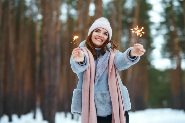 手に輝きを持つ美しい女性 冬の瞬間を楽しむ笑顔の女性 クリスマス 冬の暮らし — ストック写真
