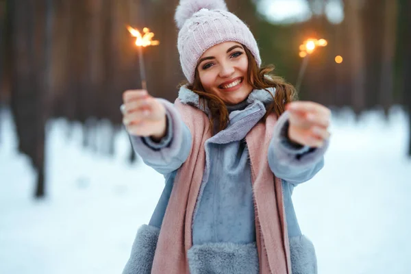 Gyönyörű Csillogókkal Kezében Smilling Élvezi Téli Pillanatokat Karácsony Újév Téli — Stock Fotó