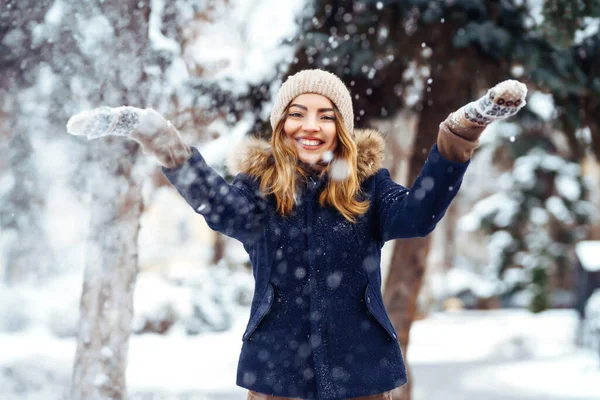 Jugando Con Nieve Las Vacaciones Invierno Una Mujer Lanza Nieve — Foto de Stock