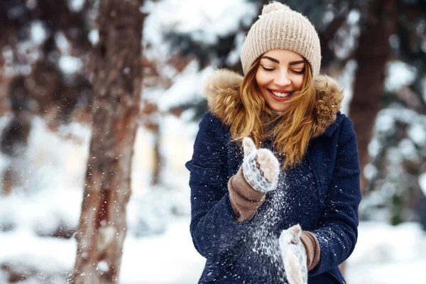 Jugando Con Nieve Las Vacaciones Invierno Una Mujer Lanza Nieve —  Fotos de Stock