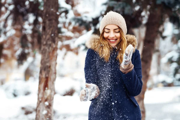 Граючи Снігом Зимові Канікули Жінка Кидає Білий Вільний Сніг Повітря — стокове фото