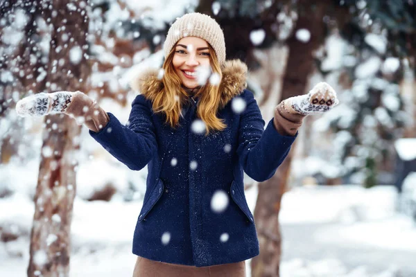 Παίζοντας Χιόνι Στις Χειμερινές Διακοπές Μια Γυναίκα Πετάει Λευκό Χαλαρό — Φωτογραφία Αρχείου