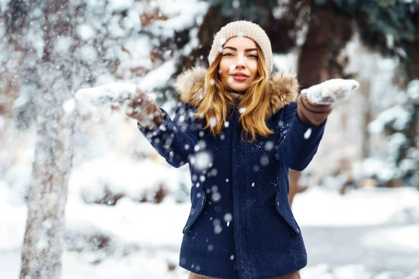 Eine Frau Die Winterurlaub Mit Schnee Spielt Wirft Weißen Lockeren — Stockfoto