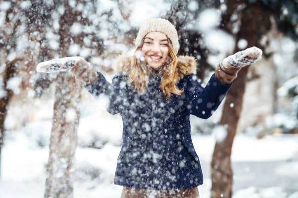 Jugando Con Nieve Las Vacaciones Invierno Una Mujer Lanza Nieve — Foto de Stock