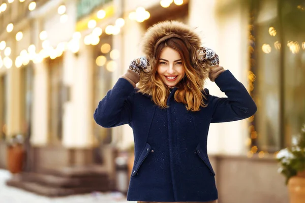 아름다운 여인이 도시의 거리를 있습니다 여자가 겨울을 즐기는 크리스마스 가로등 — 스톡 사진