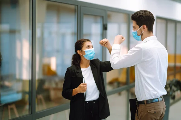 Dos Gerente Máscaras Médicas Protectoras Golpeando Los Codos Mientras Saludan — Foto de Stock