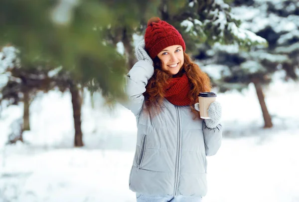 Glada Leende Kvinna Vinter Outfit Med Varm Kopp Kaffe Vinterpromenad — Stockfoto