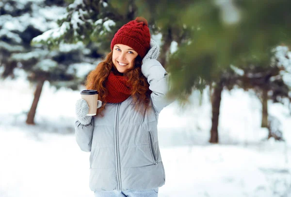 Glada Leende Kvinna Vinter Outfit Med Varm Kopp Kaffe Vinterpromenad — Stockfoto