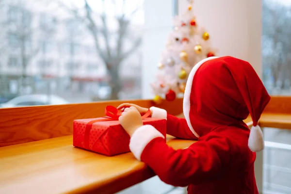 Menino Traje Papai Noel Abre Presente Natal Férias Inverno Ano — Fotografia de Stock