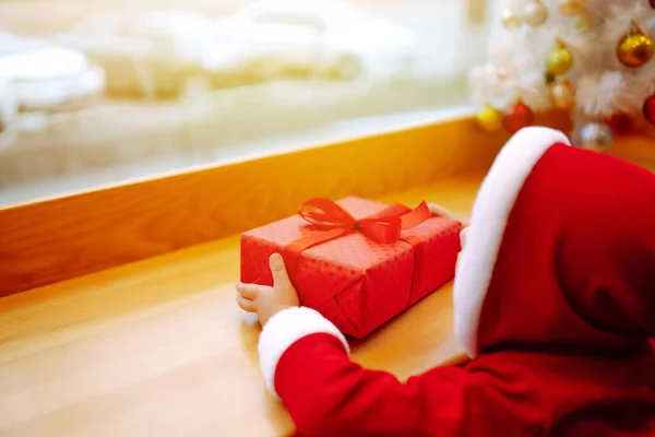 Menino Traje Papai Noel Abre Presente Natal Férias Inverno Ano — Fotografia de Stock