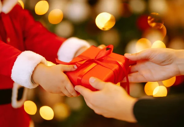 Presente Natal Nas Mãos Uma Criança Menino Bonito Recebendo Presente — Fotografia de Stock