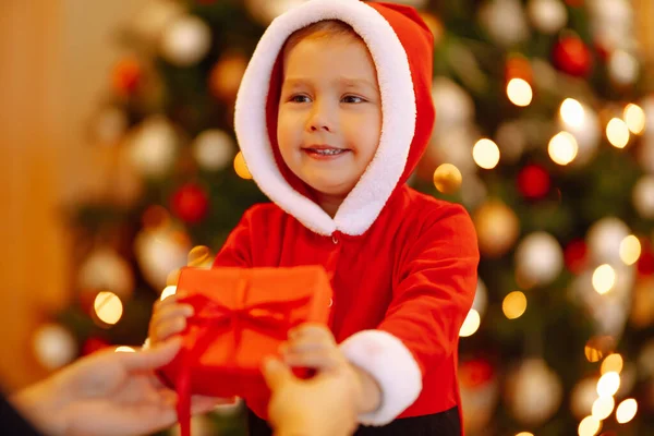 Presente Natal Nas Mãos Uma Criança Menino Bonito Recebendo Presente — Fotografia de Stock