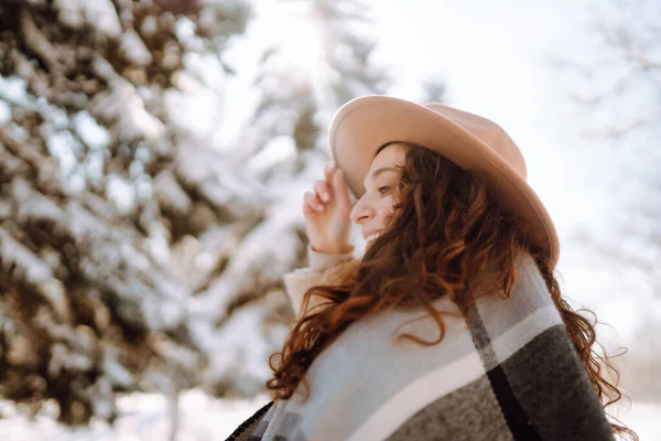 Donna Sorridente Godendo Momenti Invernali Parco Innevato Giovane Donna Con — Foto Stock