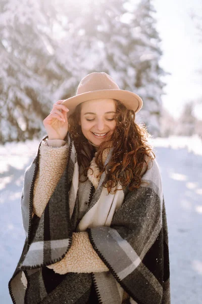 Donna Sorridente Godendo Momenti Invernali Parco Innevato Giovane Donna Con — Foto Stock