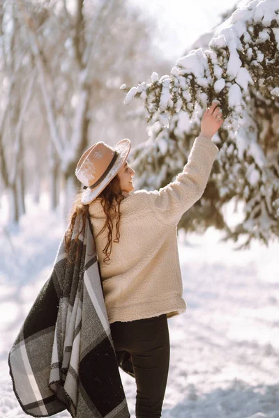 Leende Kvinna Njuter Vinterstunder Snöig Park Ung Kvinna Hatt Rutig — Stockfoto