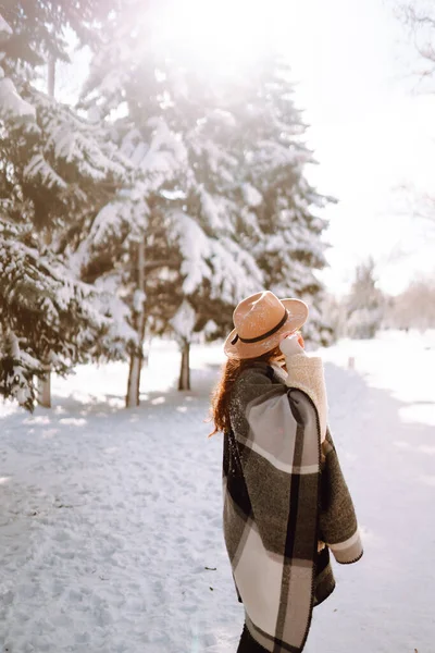 Donna Sorridente Godendo Momenti Invernali Parco Innevato Giovane Donna Con — Foto Stock