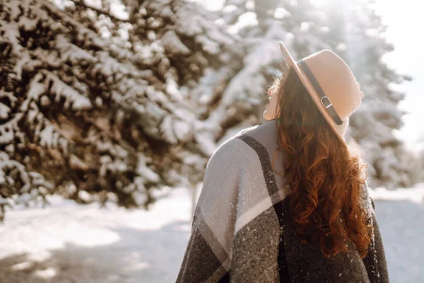 Donna Sorridente Godendo Momenti Invernali Parco Innevato Giovane Donna Con — Foto Stock