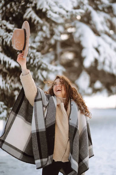 Donna Sorridente Godendo Momenti Invernali Parco Innevato Giovane Donna Con — Foto Stock