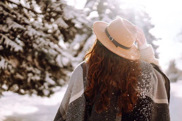 Mulher Sorridente Desfrutando Momentos Inverno Parque Nevado Jovem Mulher Usando — Fotografia de Stock
