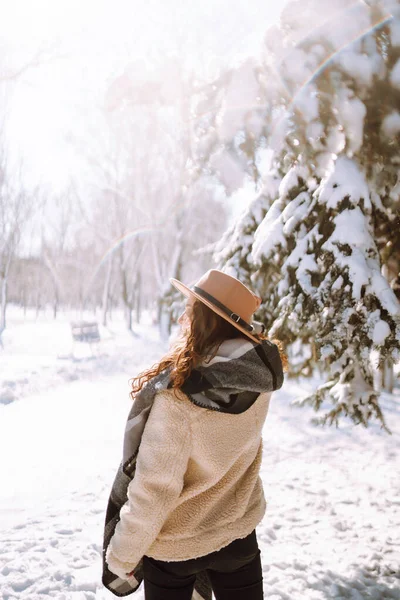 Mujer Joven Disfrutando Del Clima Invernal Bosque Nieve Clima Frío:  fotografía de stock © xerox123.mail.ua #433124836