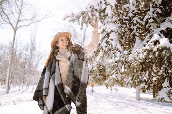 Femme Souriante Profitant Des Moments Hiver Dans Parc Enneigé Jeune — Photo