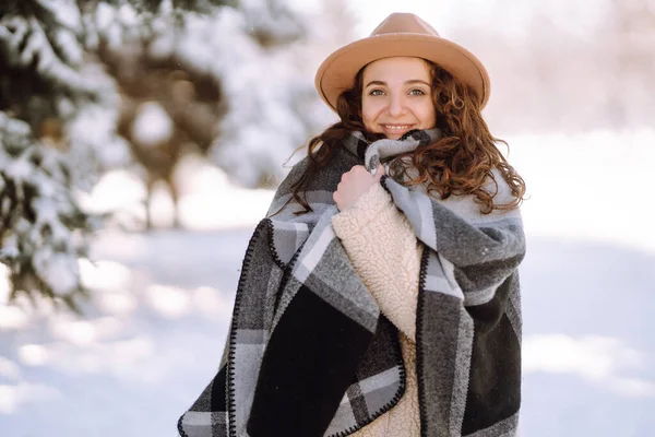 Femme Souriante Profitant Des Moments Hiver Dans Parc Enneigé Jeune — Photo