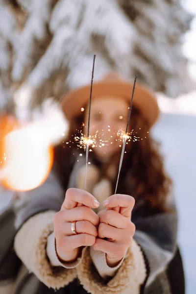 Des Étincelles Dans Les Mains Une Jeune Femme Femme Qui — Photo