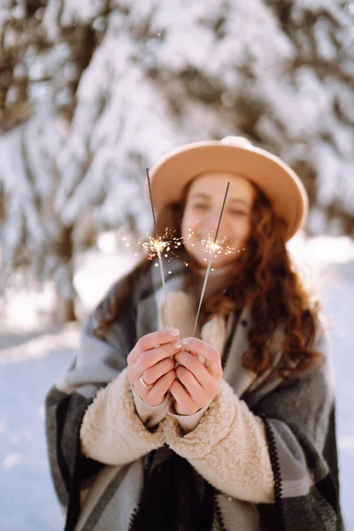 Chispas Manos Una Joven Mujer Moliendo Disfrutando Los Momentos Invierno —  Fotos de Stock