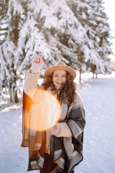 Chispas Manos Una Joven Mujer Moliendo Disfrutando Los Momentos Invierno —  Fotos de Stock