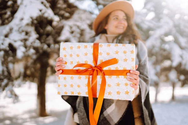 Weihnachtsgeschenkbox Mit Roter Schleife Den Händen Der Frau Hübsche Frau — Stockfoto