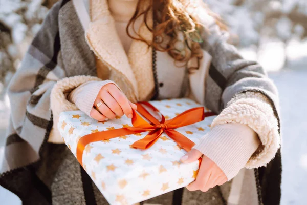 Coffret Cadeau Noël Avec Ruban Rouge Dans Les Mains Femme — Photo