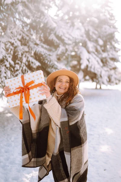 Caja Regalo Navidad Con Cinta Roja Las Manos Mujer Mujer —  Fotos de Stock