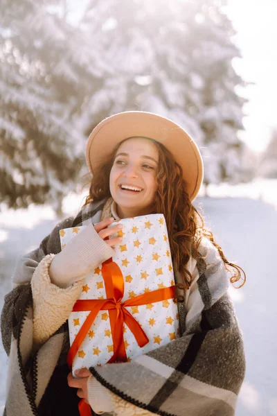 Coffret Cadeau Noël Avec Ruban Rouge Dans Les Mains Femme — Photo