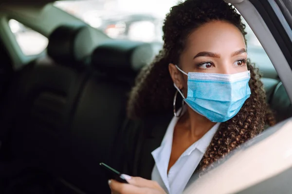 Mulher Usando Uma Máscara Estéril Médica Carro Táxi Banco Trás — Fotografia de Stock