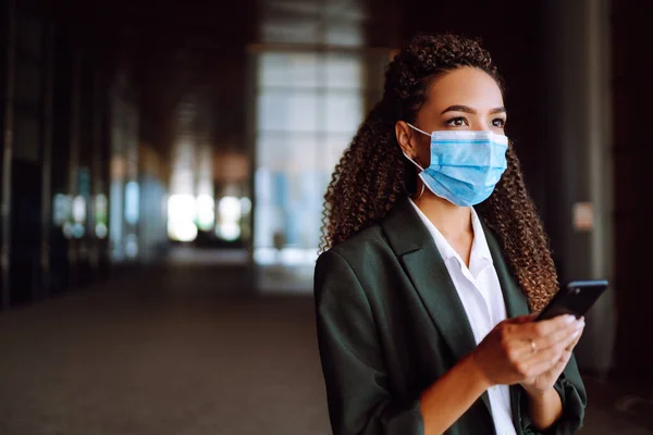 Retrato Uma Mulher Negócios Usando Uma Máscara Protetora Com Telefone — Fotografia de Stock