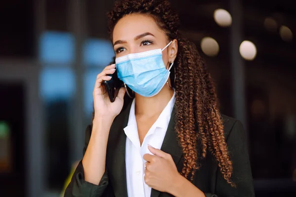 Retrato Uma Mulher Negócios Usando Uma Máscara Protetora Com Telefone — Fotografia de Stock