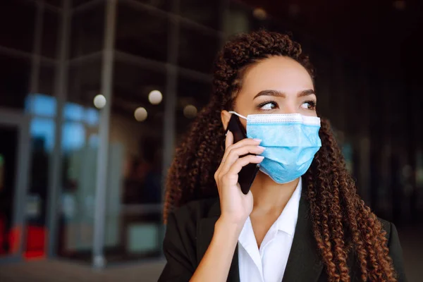 Kadını Portresi Koruyucu Bir Maske Takıyor Sorunları Çözülüyor Koronavirüs Salgınında — Stok fotoğraf