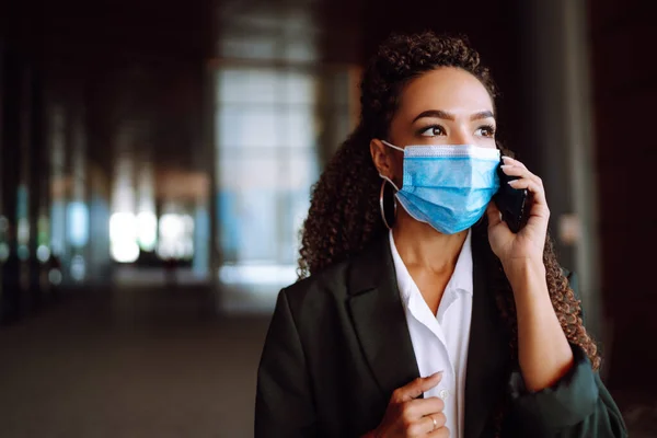 Retrato Uma Mulher Negócios Usando Uma Máscara Protetora Com Telefone — Fotografia de Stock