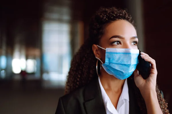 Kadını Portresi Koruyucu Bir Maske Takıyor Sorunları Çözülüyor Koronavirüs Salgınında — Stok fotoğraf