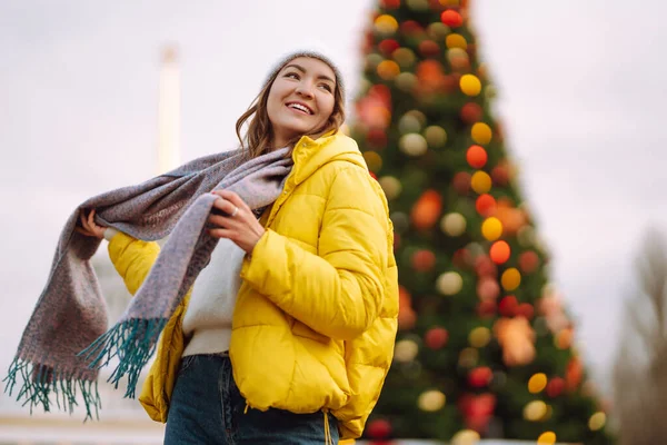 Mujer Feliz Mercado Navidad Mujer Joven Ropa Estilo Invierno Posando —  Fotos de Stock