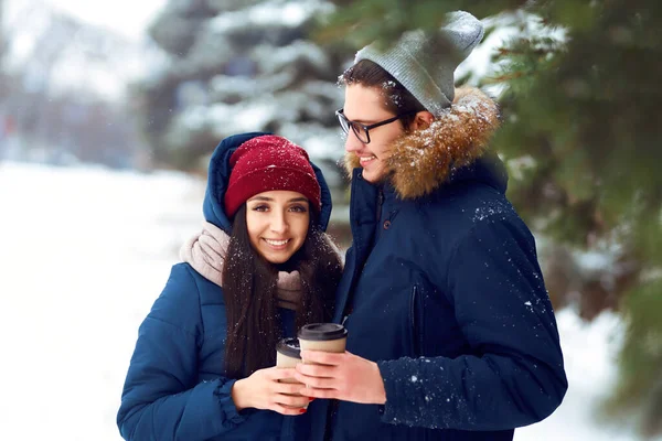 Casal Feliz Com Café Floresta Inverno Homem Mulher Têm Resto — Fotografia de Stock