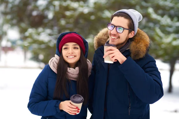 Casal Feliz Com Café Floresta Inverno Homem Mulher Têm Resto — Fotografia de Stock