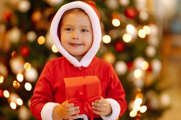 Menino Traje Pai Natal Com Presente Natal Criança Feliz Segurando — Fotografia de Stock