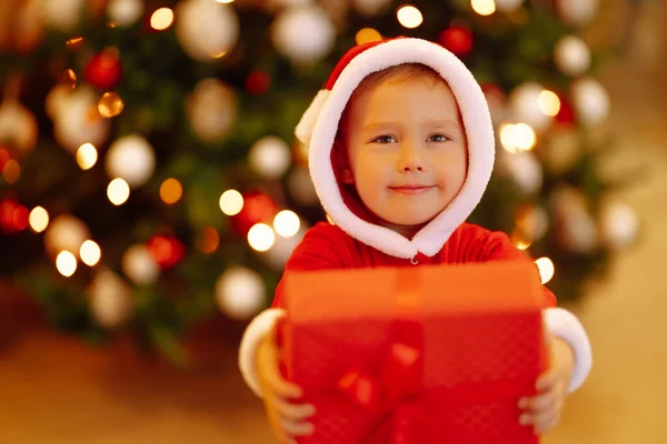 Menino Traje Pai Natal Com Presente Natal Criança Feliz Segurando — Fotografia de Stock