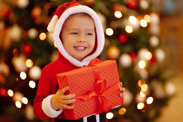 Menino Traje Pai Natal Com Presente Natal Criança Feliz Segurando — Fotografia de Stock