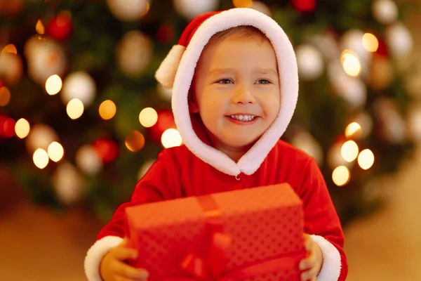 Menino Traje Pai Natal Com Presente Natal Criança Feliz Segurando — Fotografia de Stock