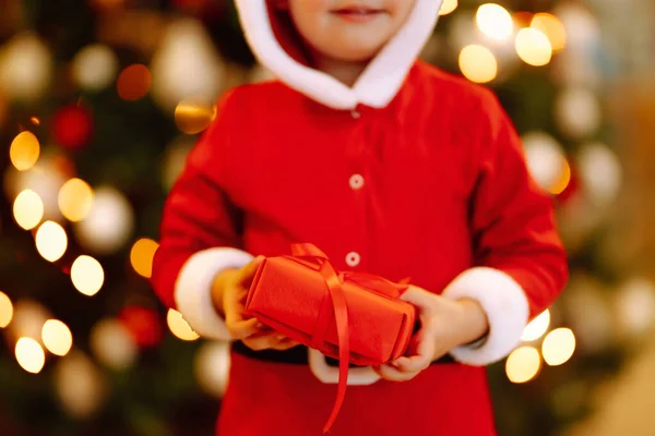 Presente Natal Mão Criancinha Criança Santa Traje Segurando Caixa Presente — Fotografia de Stock