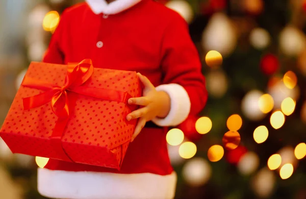 Χριστουγεννιάτικο Δώρο Στο Χέρι Του Μικρού Παιδιού Παιδί Κοστούμι Σάντα — Φωτογραφία Αρχείου