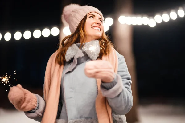 Julen Glittrar Händerna Glada Unga Kvinna Firar Hålla Gnistrar Vinterskogen — Stockfoto