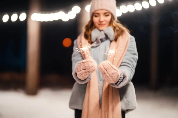 Noël Brille Dans Les Mains Joyeux Jeune Femme Célébrant Tenue — Photo